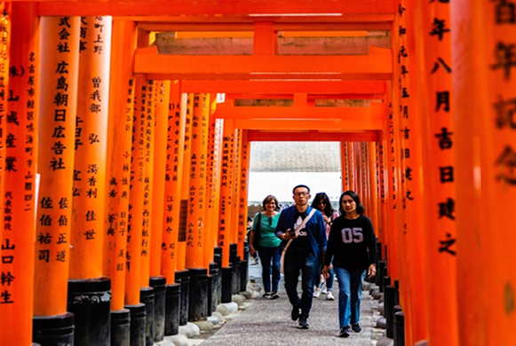 Couple photoshoot at Fushimi Inari in Kyoto